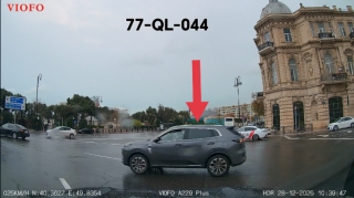 В Баку водитель нарушил правила и не уступил дорогу на круге "Азнефть" — ВИДЕО 