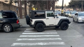 Piyada keçidinin üstündə saxlayan sürücü məktəbliləri təhlükəyə atır - 90-NT-006 - FOTO 