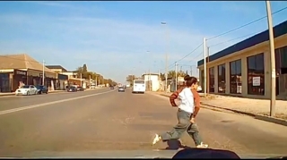 Gənc qız maşının önünə atıldı, sürücü möcüzəvi şəkildə qəzanın qarşısını aldı   - VİDEO