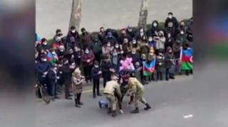 Vətəndaş qazinin ayağını öpmək istədi - VİDEO 