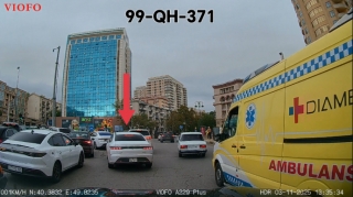 Sola dönəcəyini bilən sürücü sağ zolaqla hərəkət edib yolu kəsdi - VİDEO