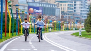 Bulvarda yeni velosiped zolağı salınıb - FOTOSESSİYA 