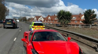 Sürücü təzə “Ferrari”ni cəmi 3 kilometr sürə bildi - FOTO