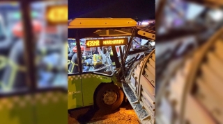 Avtobus “TIR”la toqquşdu, 16 yaşlı qızın ayağı qopdu   - VİDEO