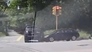 Drift etmək istəyən sürücü işıqforu aşırdı  - VİDEO