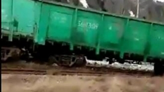 Qazaxıstanda qatar relsdən çıxıb, 6 vaqon çaya düşüb - VİDEO 