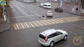 Qadın sürücü qadın piyadanı vurdu – Polis onun hara baxdığını araşdırır - VİDEO 