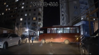 Avtobusla 3 metrlik yolda geriyə dönmək istəyən avtobus sürücü yolu kəsdi  - VİDEO