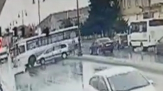Zolağı düzgün seçməyən avtobus sürücüsü qəza törətdi - VİDEO