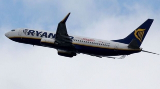 Polşadan qalxan təyyarə bomba xəbərdarlığından sonra Afinaya endi 