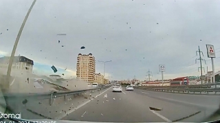 Masazırda təhlükəli manevr dəhşətli qəza ilə nəticələndi - 4 maşın…   - ANBAAN VİDEO