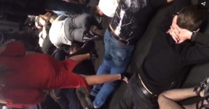 Poli̇s gecə klubuna basqın etdi̇: sadomazaxi̇st gəncləri̇n şok görüntüləri̇ ortaya çıxdı – FOTO