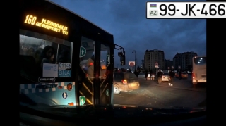 В Баку водитель автобуса с пассажирами устроил аварию и сбежал - ВИДЕО