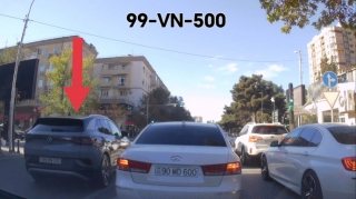 В Баку очередной водитель выехал против движения, чтоб не ждать в пробке — ВИДЕО 