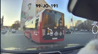 Düzünə hərəkət olan zolaqdan sola dönən avtobus sürücüsü təhlükə yaratdı - VİDEO