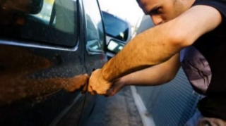 “Təcili evə getməliyəm” deyib başqasının maşınını qaçırmağa çalışdı - VİDEO 