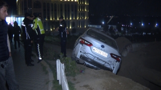 Abşeronda avtomobil xəndəyə düşüb - FOTO 