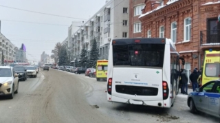 Avtobus məktəblini asfaltda sürüdü 