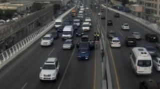 Bakın əsas prospektlərindən birində qəza;  avtobuslar gecikir - FOTO
