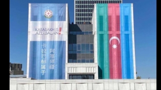 Pekində binanın üzərində Azərbaycan bayrağı işıqlandırılıb  - FOTO