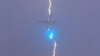Молния ударила в самолет с 550 пассажирами на борту - ВИДЕО 