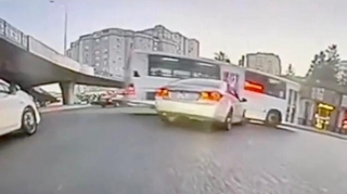 Dairədə qayda pozan qadın sürücü “Chevrolet”i avtobusa çırpdı   - ANBAAN VİDEO