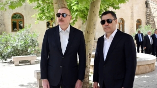 İlham Əliyev Japarovu Azərbaycana səfərə dəvət etdi 