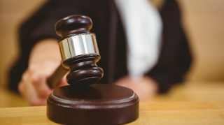 Bakıda arvadını qətlə yetirən ərin məhkəməsi başladı