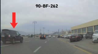 Sağa dönəcəyini öncədən bilən sürücünün məsuliyyətsiz davranışı təhlükəyə səbəb oldu - VİDEO