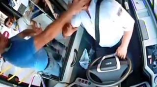 Sərnişin "maska tax" deyən sürücüyə hücum etdi  - VİDEO