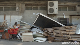 Bakıda yaşayış binasının qarşısı zibil poliqonuna çevrilib -   - VİDEO