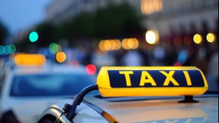 Bakıda taksi sürücüsü yolu bağladı: Uzun tıxac yaratdı   - VİDEO