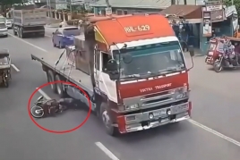 Yük avtomobilinin altında qalan sürücü ölümdən belə döndü   - VİDEO