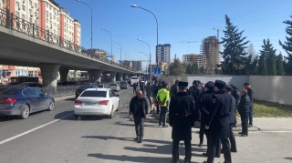 Yol polisi 3-cü mikrorayon dairəsində tıxac yaradan taksilərə qarşı reyd keçirdi  - FOTO - VİDEO
