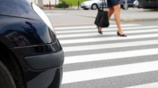 Bakıxanov qəsəbəsində avtomobil gənc qadına xəsarət yetirdi