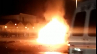 Bakıda iki avtomobil toqquşdu: Maşın alovlandı   - VİDEO