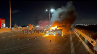 Bakıda ağır qəza oldu - Avtomobil ikiyə bölündü - VİDEO