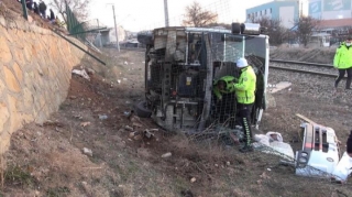 İşçiləri daşıyan avtobus aşdı: 15 nəfər yaralandı  - VİDEO