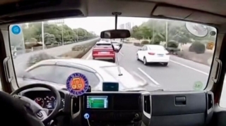 Qayda pozan avtomobil yük maşınına dəyərək əks yola çıxdı   - VİDEO