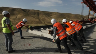 Azərbaycanın ən uzun dəmir yolu körpüsü Həkəri çayı üzərində salınır - VİDEO