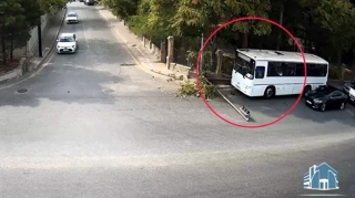 Bakıda diqqətsiz sürücü qəza törətdi – İşıqfor yararsız vəziyyətə düşdü - VİDEO 