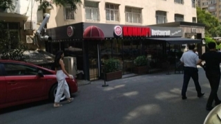 Bakıda restoran sahibi səkini obyektə qatdı - Piyadalar maşın yolu ilə gedir - FOTO