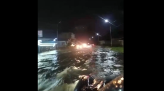 Qubada avtomobil yollarını su basdı:  maşınların hərəkəti çətinləşdi  - VİDEO