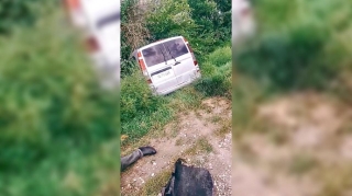 Yevlaxda qəza:  Yoldan çıxan “Mercedes-Vito” meşəliyə girdi