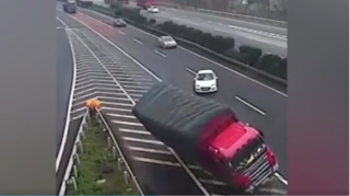 Avtomobili vurmamaq üçün TIR sürücüləri özləri qəzaya düşdü  - VİDEO