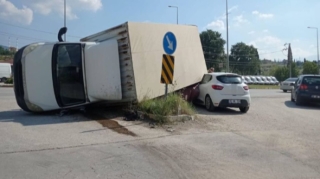 Yük avtomobili minik avtomobilinin üstünə aşdı  - FOTO