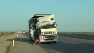 Magistral yolda iki yük maşını toqquşub - FOTO/VİDEO 