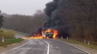 Hökumət əleyhinə mitinq iştirakçılarının olduğu avtobus yanıb   - FOTO