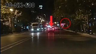 Piyadaların svetoforunu saymayan sürücü qırmızıda keçdi - VİDEO