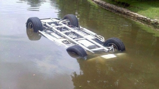 Sabirabadda avtomobil kanala aşıb, sürücü ölüb 